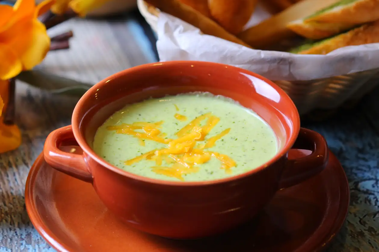 Sopa de espárragos con queso