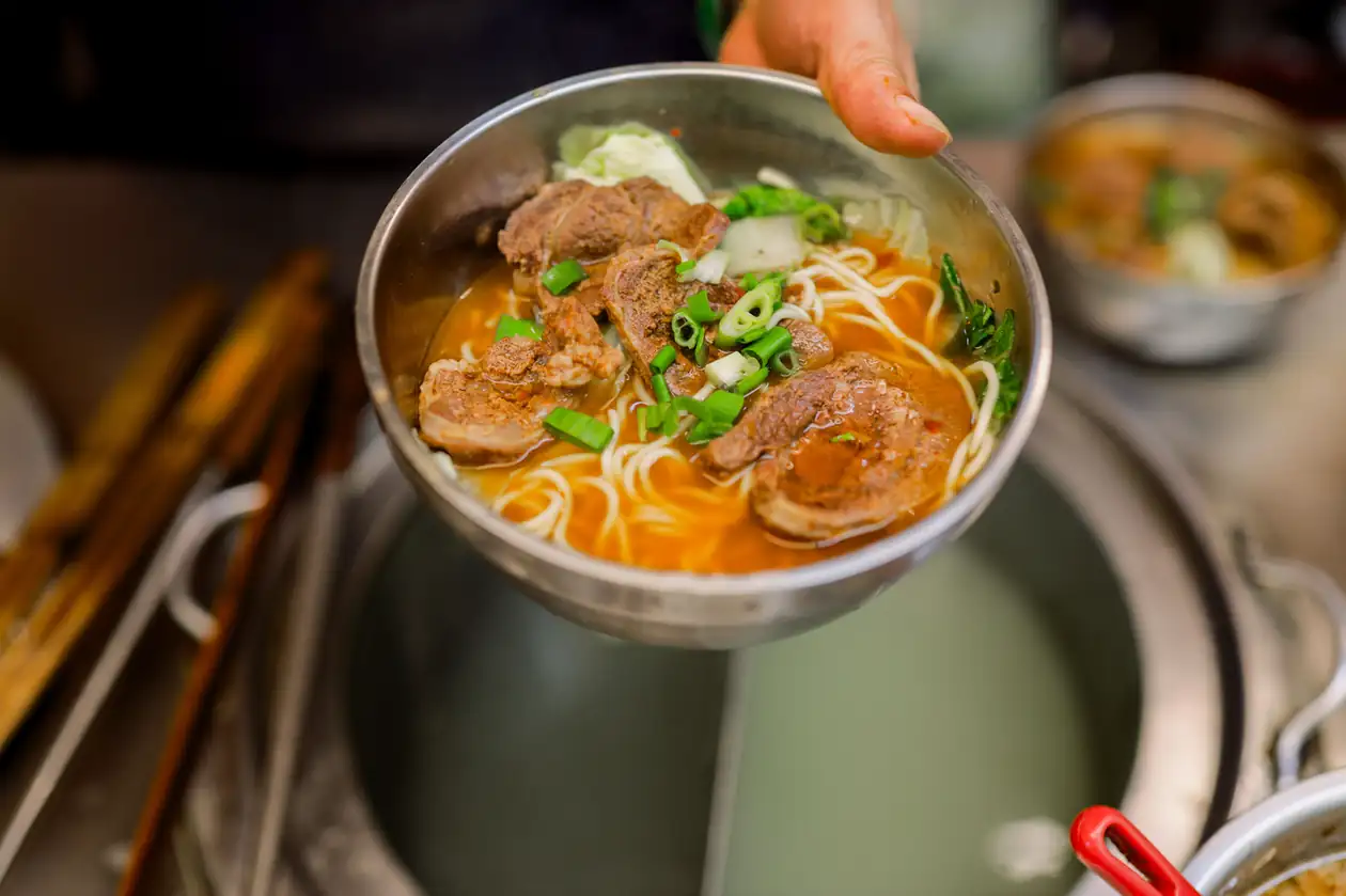 Sopa de ternera con bok choy