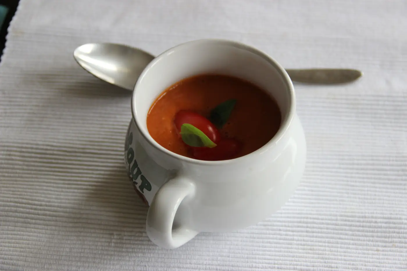 Sopa cremosa de tomate y albahaca