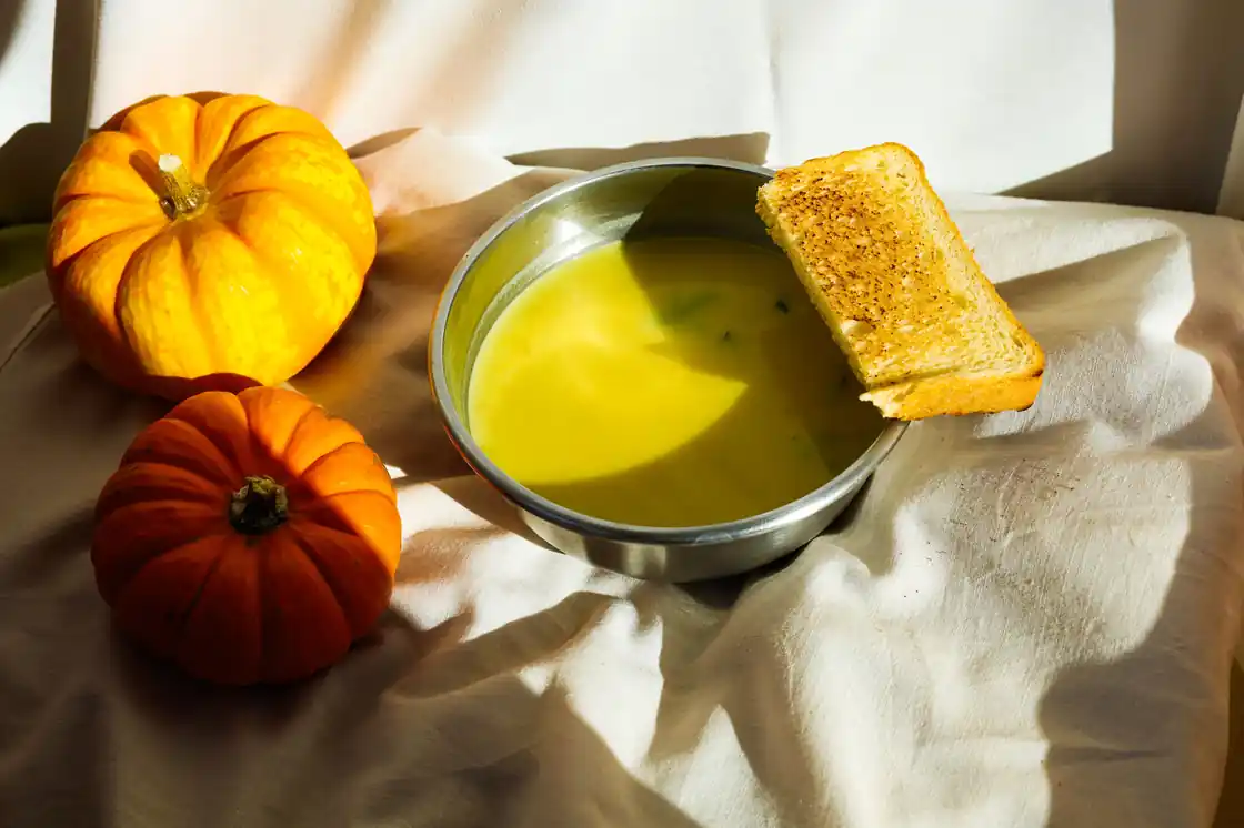 Sopa ácida de calabaza con remolino de chile verde