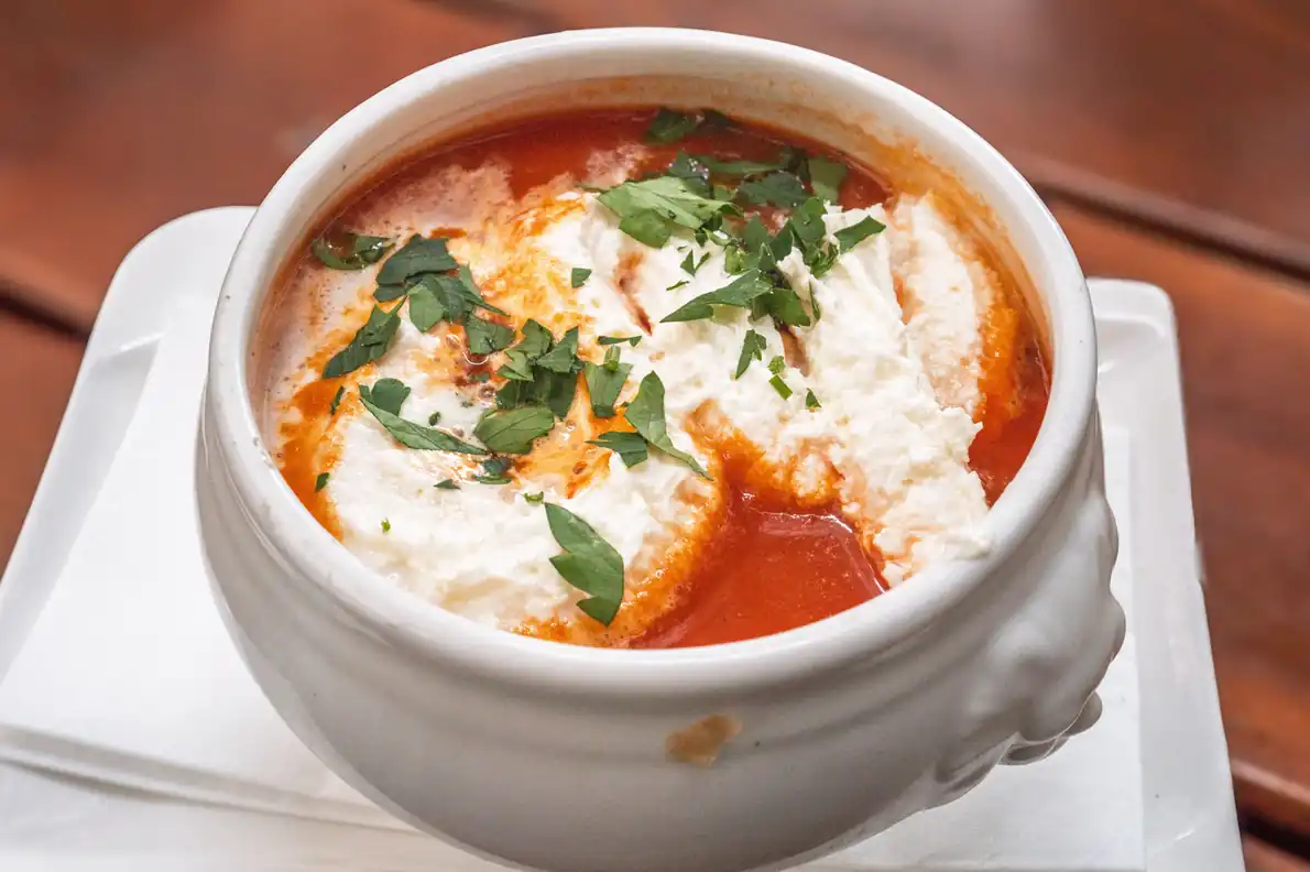 Sopa fría de tomate con helado de queso parmesano